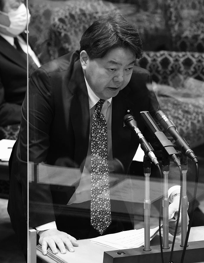 参院予算委員会で答弁する林芳正外相＝６日、国会内