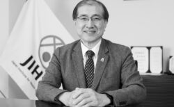 あらゆる健康危機から国民を守る <br>～「感染症総合サイエンスセンター」として〜